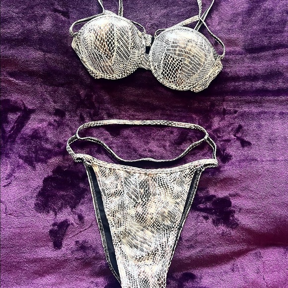 Textured Lizard Bikini Set from Pretty Little Thing - Picture 2 of 3